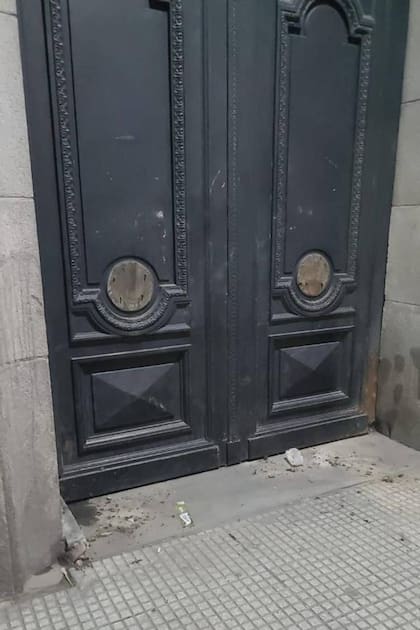 Las aldabas con motivos leoninos fueron sustraídas de la puerta de la Bolsa de Comercio de Buenos Aires ubicada en la avenida Leandro N. Alem 322