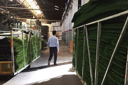 Las alfombras de césped sintético están en un depósito de la empresa en Pompeya