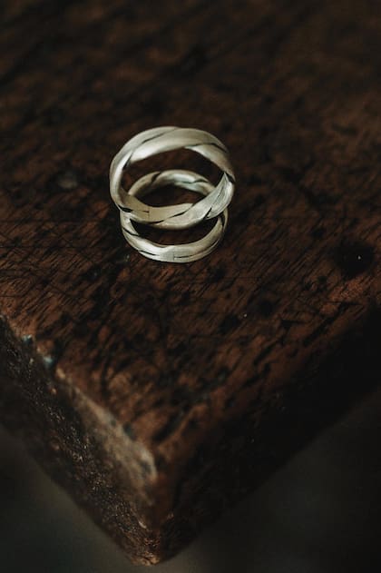 Las alianzas de plata las diseñó y fabricó Eugenio, que es diseñador industrial, en un taller de Madrid
