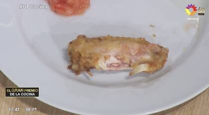 Las alitas de pollo rebozadas que entregó Ana Paula estaban crudas y las salsas no tenían consistencia.