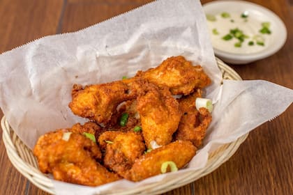Las alitas de pollo rebozadas quedan hechas en menos de 30 minutos en la freidora de aire