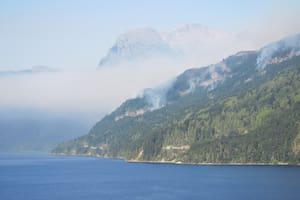 Las altas temperaturas complican el combate del fuego en el parque Los Alerces.