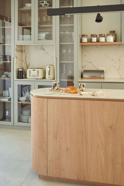 Las alzadas y mesadas son de Dekton, menos poroso que el mármol.