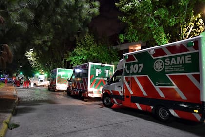 Las ambulancias del SAME que trasladarán a los adultos mayores
