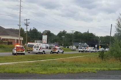 Las ambulancias llegan a la zona del tiroteo en Fredericton