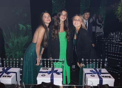 Las amigas de la homenajeada, Pilar, Asia y Sofía, con sus cajas de Lovely Denim, un regalo superespecial con el que Paloma las quiso agasajar