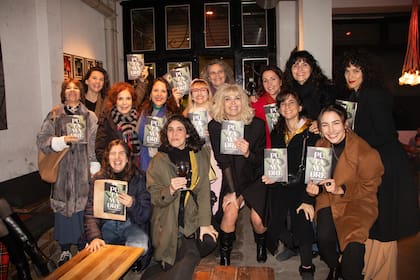 Las amigas, entre ellas muchas colegas actrices, celebran la publicación de Putamadre.