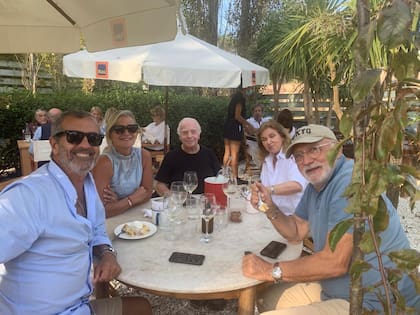 Las amigas Mirta y Elda disfrutan un distendido encuentro al aire libre con sus familias