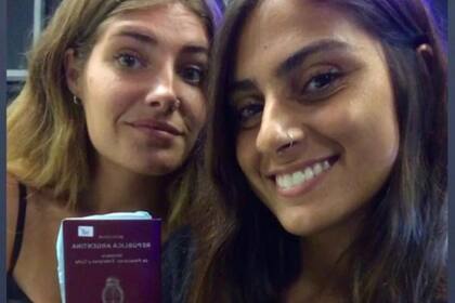 Las amigas pudieron conseguir un pasaporte de emergencia