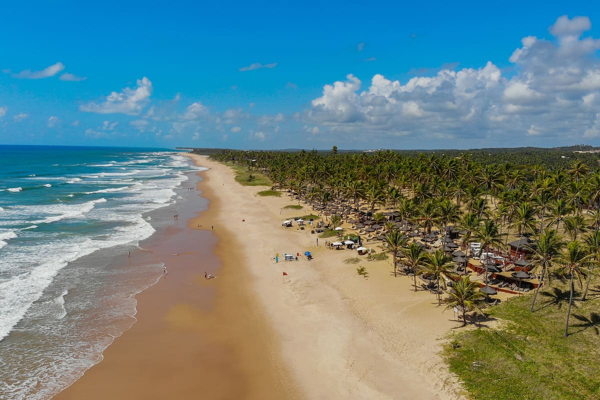Las amplias playas de Imbassaí, con un mar de oleaje suave, está en la llamada Linha Verde