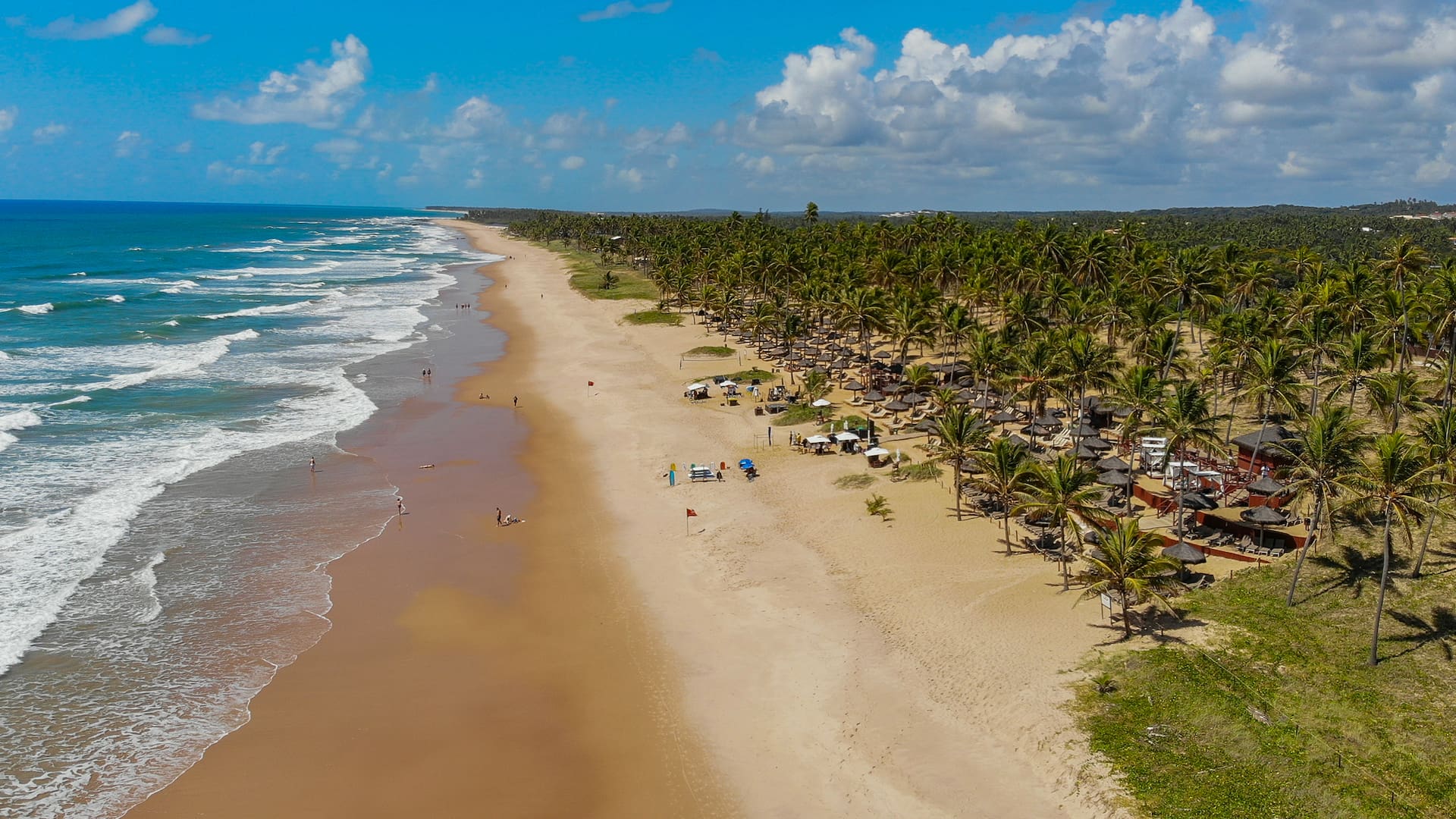 Las amplias playas de Imbassaí, con un mar de oleaje suave, está en la llamada Linha Verde