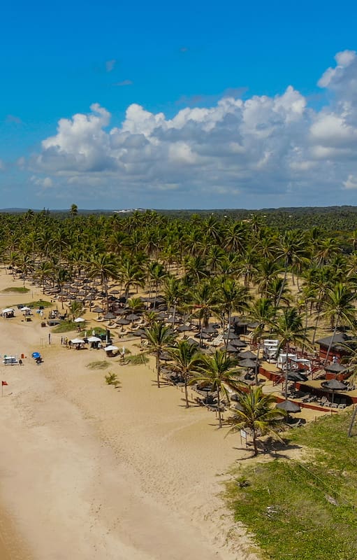 Las amplias playas de Imbassaí, con un mar de oleaje suave, está en la llamada Linha Verde