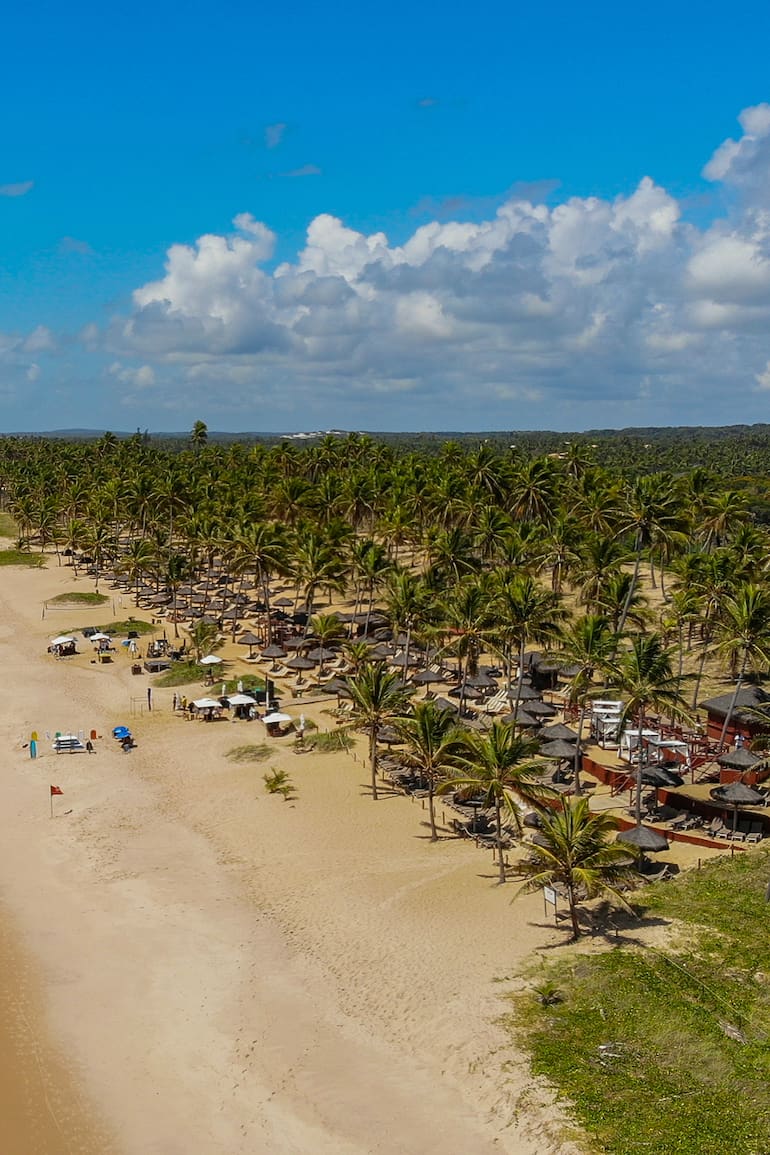 Las amplias playas de Imbassaí, con un mar de oleaje suave, está en la llamada Linha Verde