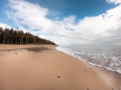 Las anchas y extensas playas de esta zona atraen a locales y turistas.