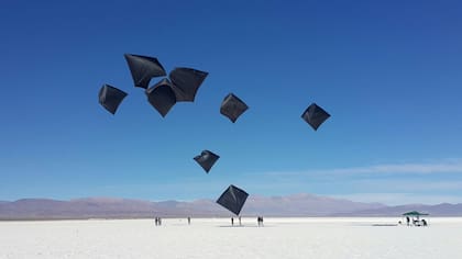 Las "esculturas solares" de Saraceno en las Salinas Grandes