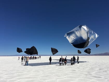 Las "esculturas solares" de Saraceno en las Salinas Grandes