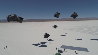 Las "esculturas solares" de Saraceno en las Salinas Grandes