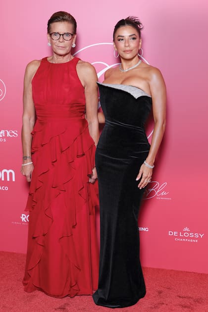 Las anfitrionas en rojo y negro. Estefanía con un vestido largo, sin mangas, con cuerpo ligeramente drapeado y falda con volados, que completó con pendientes de brillantes. Y Eva con un strapless largo de terciopelo, ajustado a su figura, que destacaba por la línea asimétrica en la parte superior, rematada con una banda de pedrería plateada. Lo acompañó con un collar de brillantes, pendientes de oro y varias pulseras y anillos