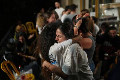 Las angustiadas familias de los rehenes israelíes celebran su inminente liberación