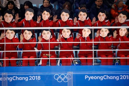 Las animadoras de Kim Jong-un cumplen su rol en los Juegos Olímpicos