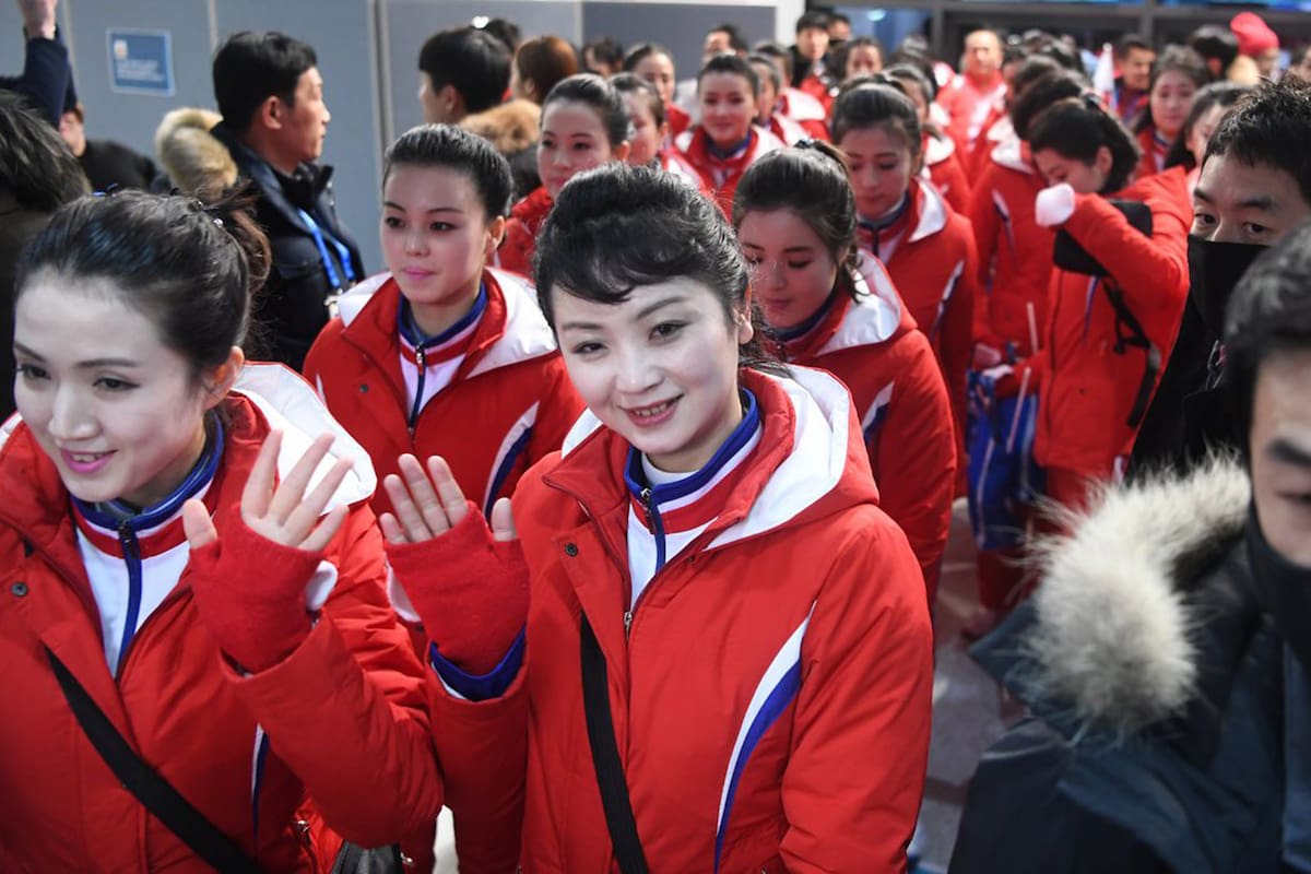 Las animadoras norcoreanas a su llegada a un partido de hockey