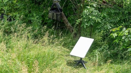 Las antenas de Starlink, como esta en la región de Donetsk, en Ucrania, son rápidas y fáciles de instalar, lo que las hace ideales para su uso en el campo de batalla.