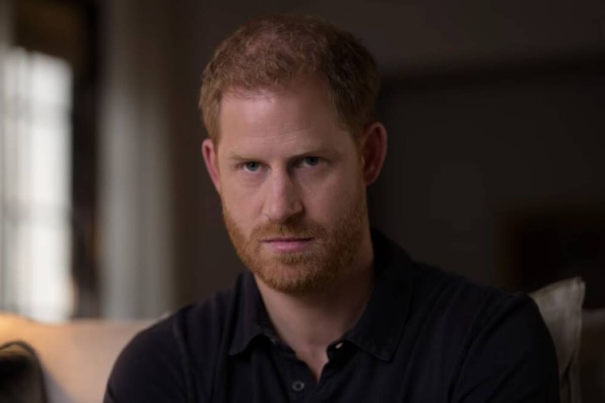 Las apariciones públicas del príncipe Harry y las explosivas entrevistas estarían relacionadas con "el complejo de Andrés" que padece hace un año