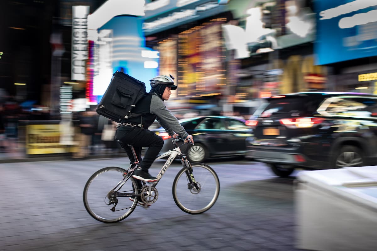 Las aplicaciones de delivery se encuentran en el listado de los empleos que generan "infelicidad" según la Universidad de Harvard