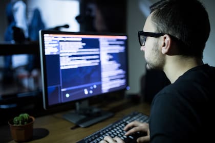 Las aplicaciones generadas por terceros sin garantía como Whatsapp Plus pueden encarnar riesgos de seguridad informática