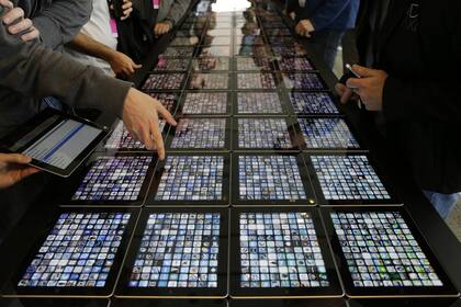 Las aplicaciones móviles comenzaron con Apple, cuando creó su tienda App Store para el iPhone, y luego la extendió al iPad, en un modelo emulado por el resto de la industria tecnológica
