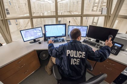 Las apps con reconocimiento facial que utiliza el ICE para rastrear migrantes