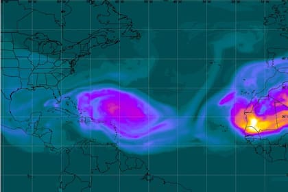 Las áreas de color violeta y rosa en la imagen satelital muestran la capa de aire que transporta polvo del Sahara