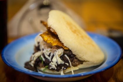Las arepas se pueden comer solas o rellanas, dulces o saladas. Para el almuerzo se rellenan de carnes desmechadas, porotos, queso, palta y otras variaciones