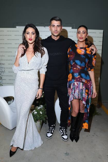 Las argentinas Cecilia y Belén Rodríguez, que forjaron carrera como modelo e influencers en Italia, presentaron Mar de Margaritas, su marca de indumentaria en Milan Fashion Week. En la imagen, junto a su hermano, Jeremías Rodríguez. "Mar de Margaritas tiene su origen en las pequeñas cosas: los gestos cariñosos, las imaginaciones amables, los recuerdos. Las prendas han sido concebidas y diseñadas con la intención de adaptarse a cada tipo de cuerpo, cada curva, cada mujer", dicen desde su web.