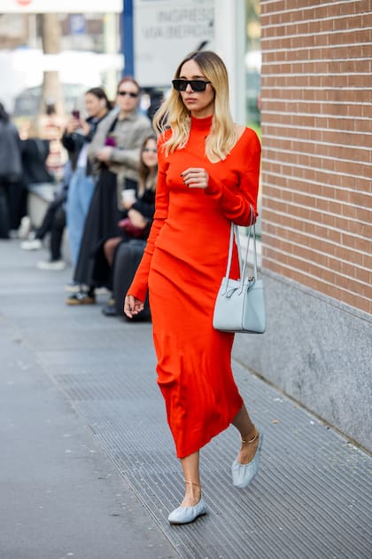 Las argentinas pisan fuerte en MIlan Fashion Week. Candela Pelizza fue una de las invitadas más ocupadas en la semana de desfiles. Con colores vibrantes, así se la vio al entrar al desfile de Fendi