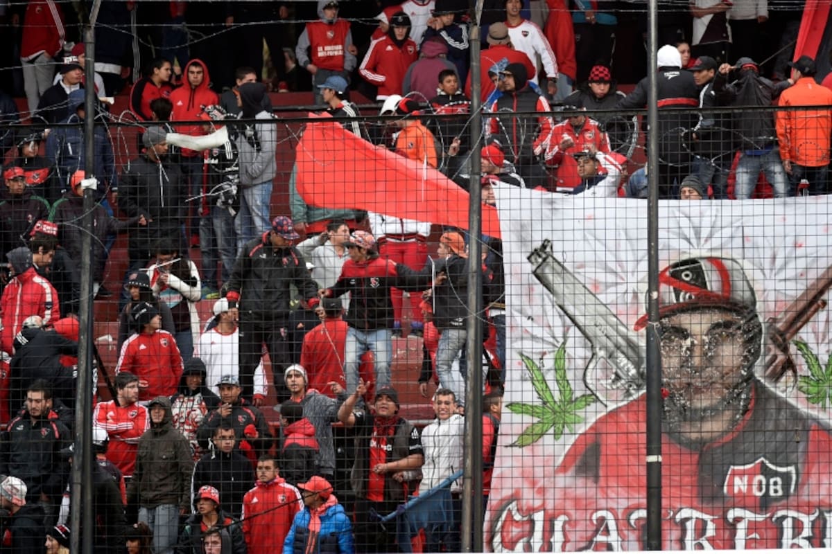 Las armas cruzadas en una bandera reflejan el poder de la banda de Los Monos