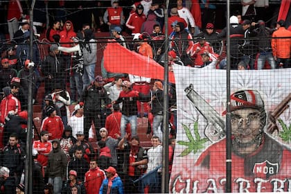 Las armas cruzadas en una bandera reflejan el poder de la banda de Los Monos