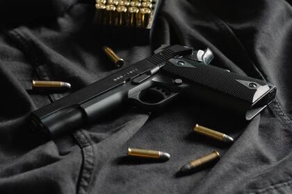 Las armas de fuego deben ir en el equipaje documentado y estar descargadas