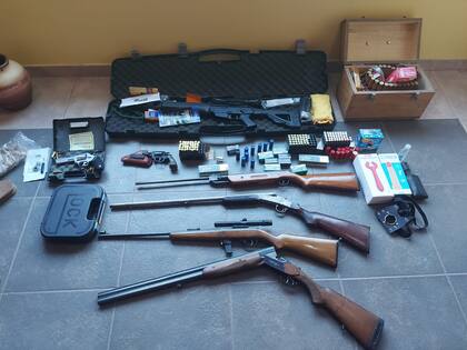 Las armas encontradas durante el allanamiento