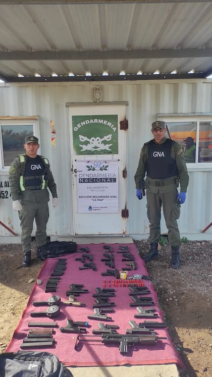 Las armas fueron encontradas durante un control realizado por la Gendarmería