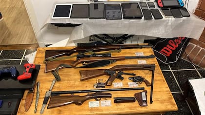 Las armas halladas en la casa del adolescente señalado como el autor de las amenazas de bomba en el colegio Riverside, de Acassuso