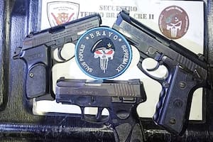 Las armas que le habrían plantado a un detenido