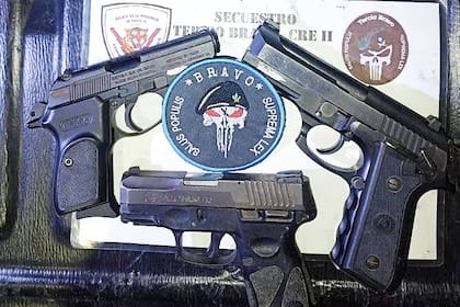 Las armas que le habrían plantado a un detenido