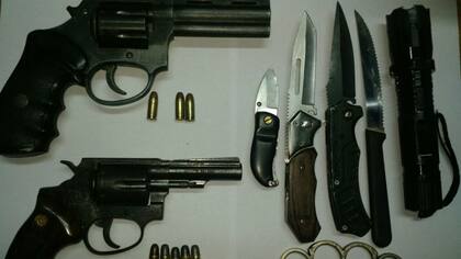 Las armas que llevaban los barras de River detenidos ayer en La Plata
