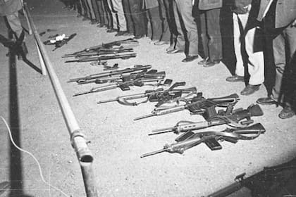 Las armas que los fugitivos dejaron en el aeropuerto de Trelew cuando el escape se frustró y se entregaron a las fuerzas de seguridad