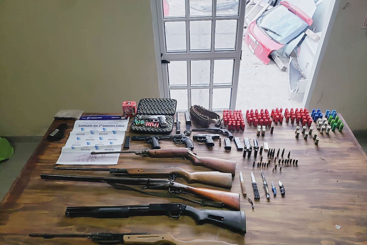 Las armas secuestradas a Hernán Safontas en su casa de González Catán, donde amenazó a su familia