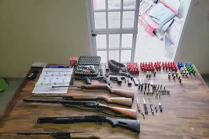 Las armas secuestradas a Hernán Safontas en su casa de González Catán, donde amenazó a su familia