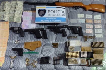 Las armas secuestradas a uno de los miembros de la Banda del Tuerto, acusados de dos entraderas en Belgrano y Caballito