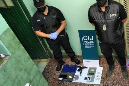 Las armas secuestradas en el allanamiento hecho en Parque Avellaneda