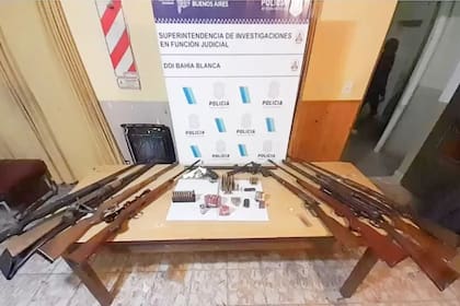 Las armas secuestradas en el allanamiento que se hizo en el campo dle hermano de Rocío Marengo